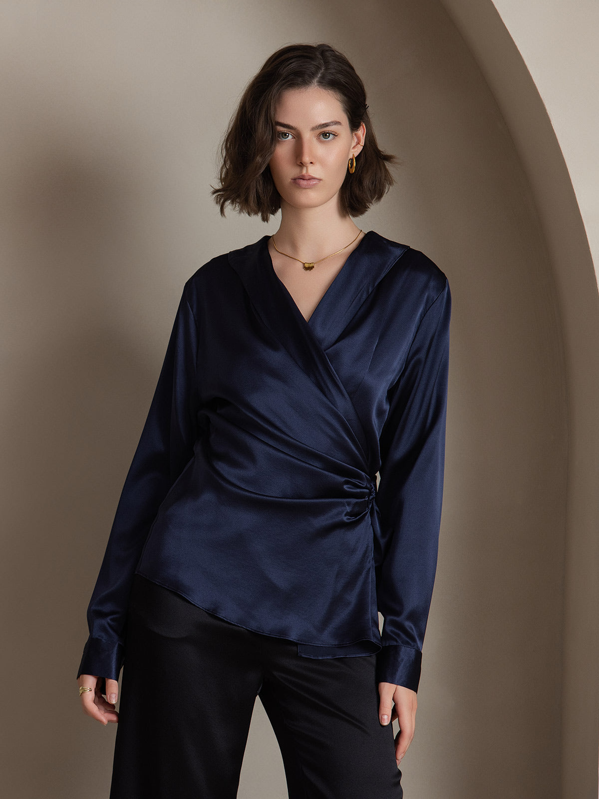 SilkSilky-DK-19Momme-Silke-Long-Sleeve-V-Neck-Dameskjorte-Mørkeblå-001