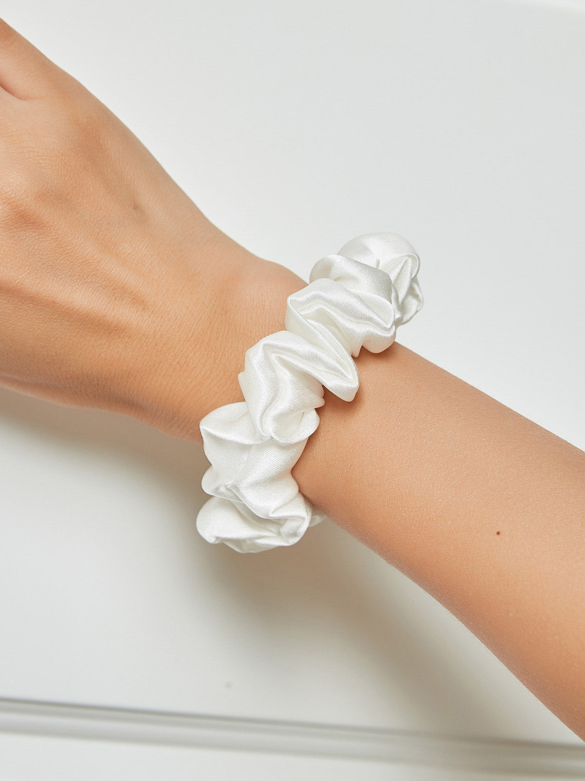 [Hvid] SilkSilky-DK 19Momme Scrunchie 001