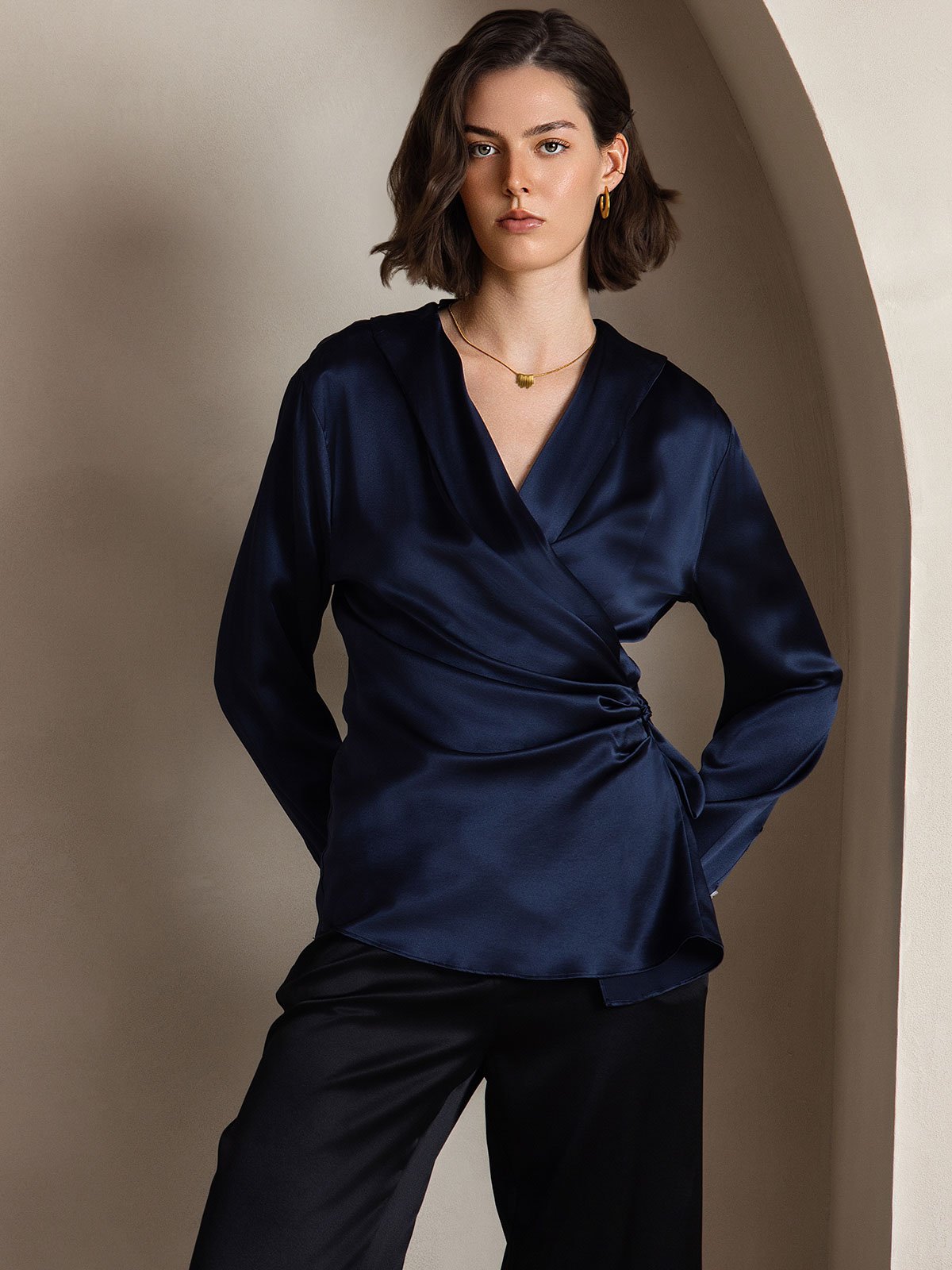 SilkSilky-DK-19Momme-Silke-Long-Sleeve-V-Neck-Dameskjorte-Mørkeblå-003