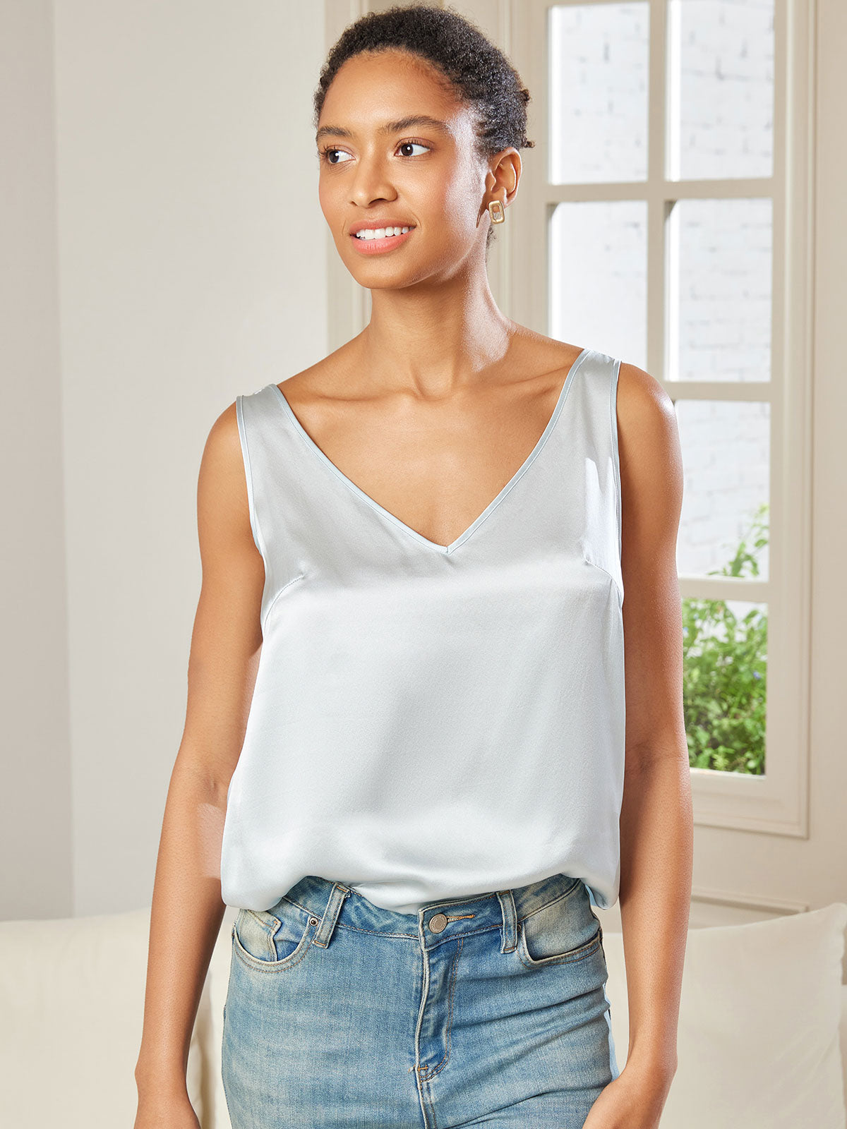 SilkSilky-DK-Pure-Silk-Sleeveless-V-Neck-Camisole-Top-Lyseblå-001