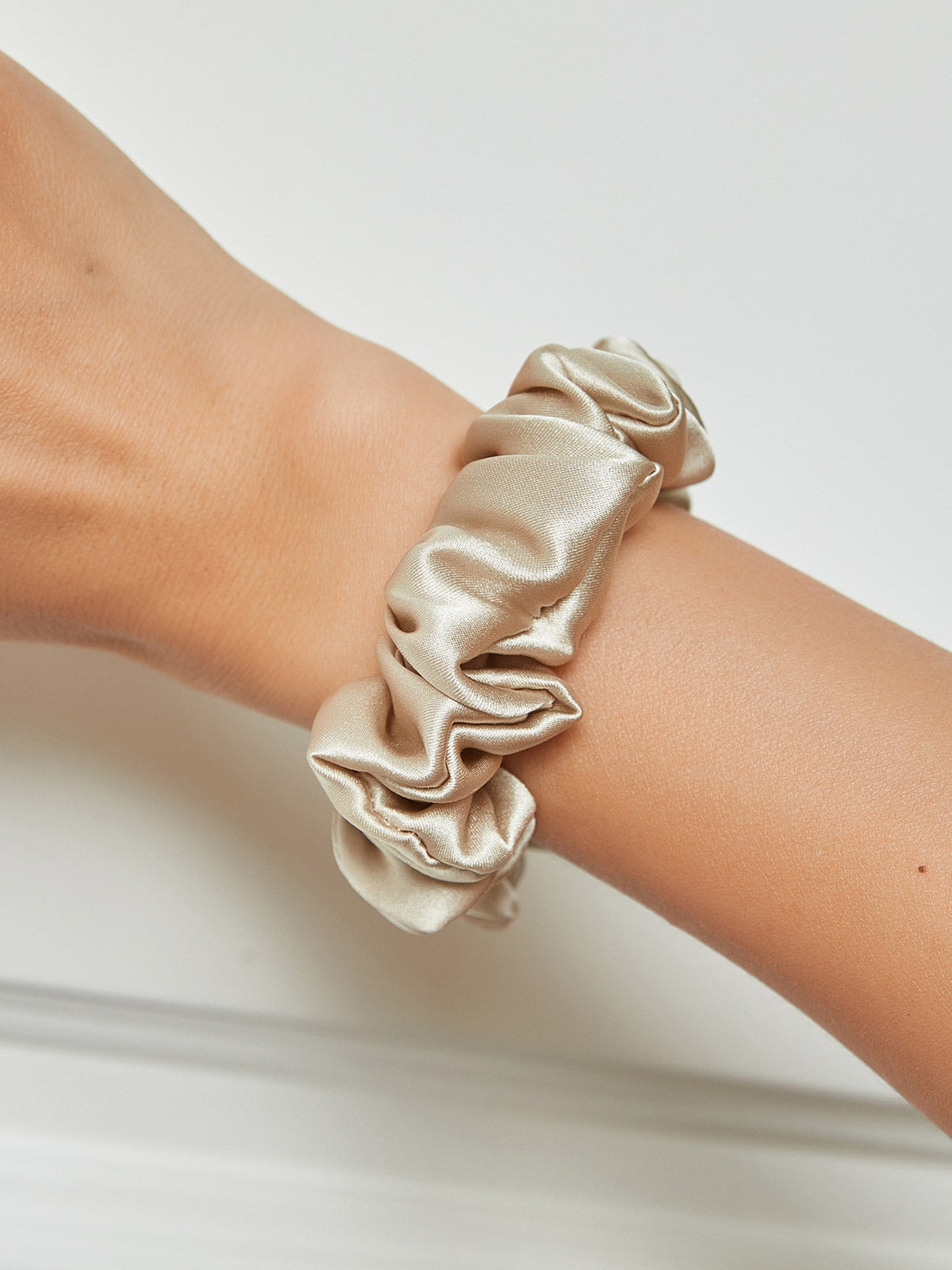 [Beige] SilkSilky-DK 19Momme Scrunchie 001