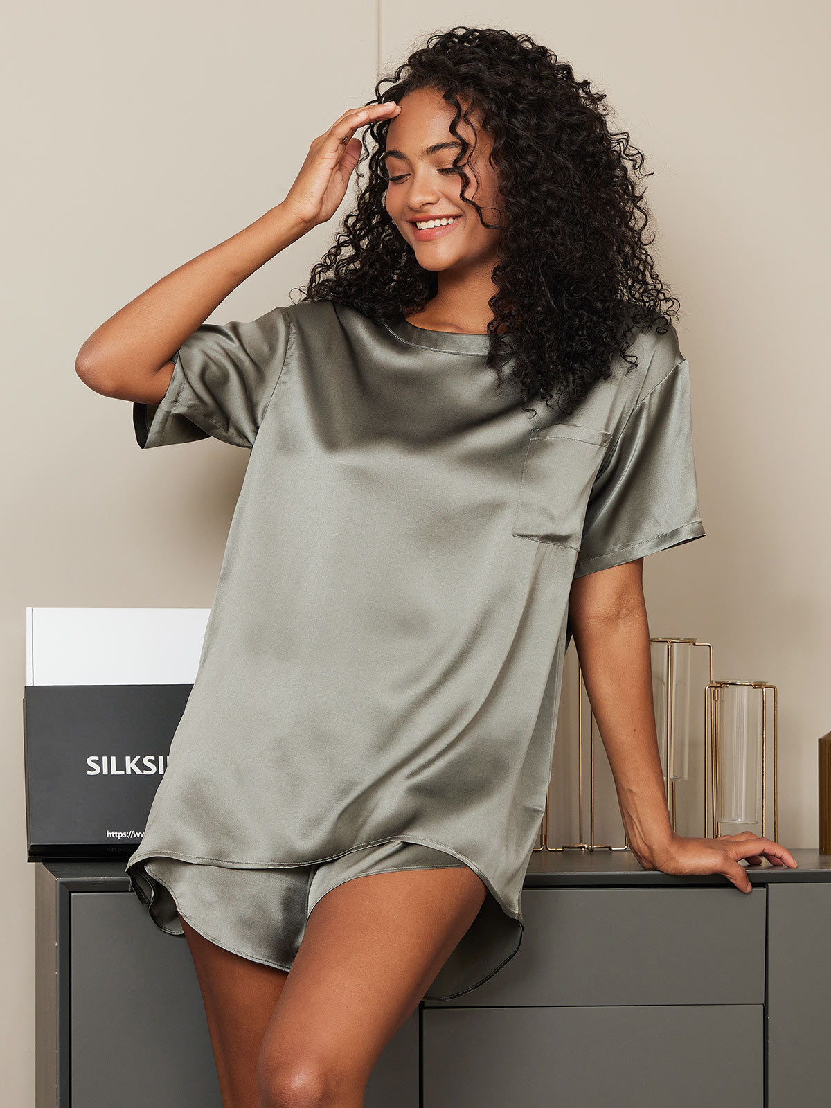 SilkSilky-DK-Pure-Silk-Short-Sleeve-Round-Neck-Dame-Pyjamas-Grågrøn-001