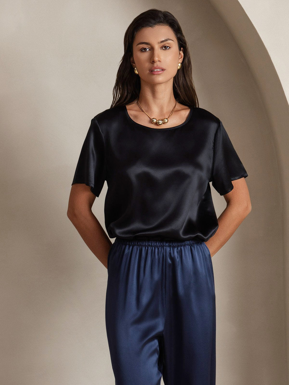 SilkSilky-DK-Pure-Silk-Short-Sleeve-Round-Neck-T-shirt-til-kvinder-Sort-005