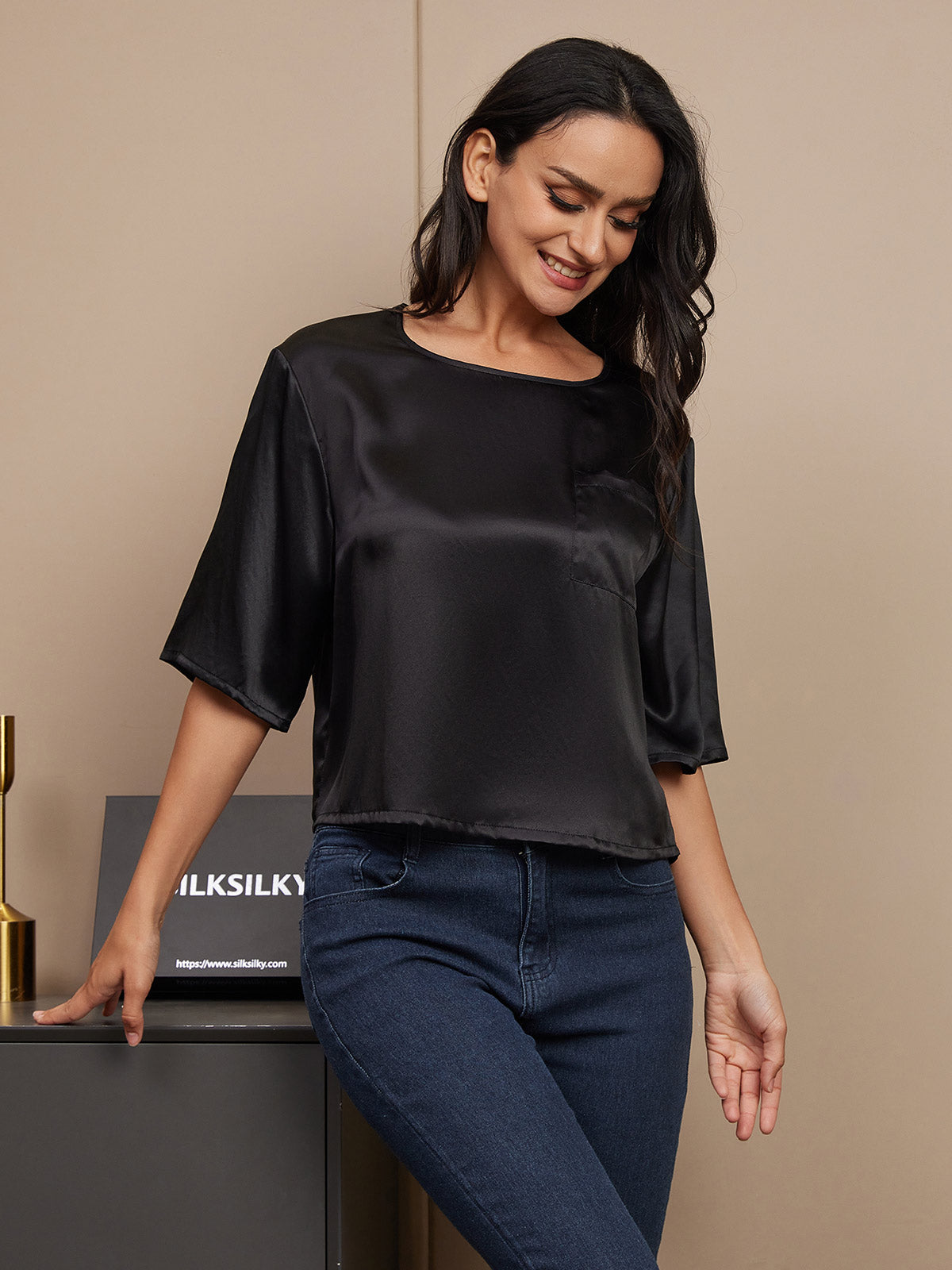 SilkSilky-DK-Pure-Silk-Half-Sleeve-Boat-Neck-T-shirt-til-kvinder-Sort-005