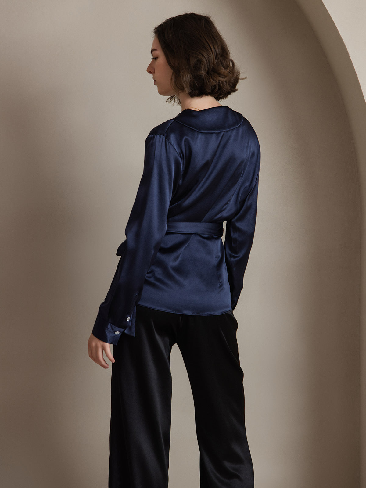 SilkSilky-DK-19Momme-Silke-Long-Sleeve-V-Neck-Dameskjorte-Mørkeblå-002