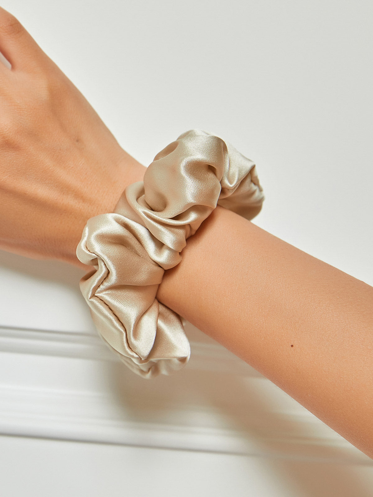[Beige] SilkSilky-DK 19Momme Scrunchie 004