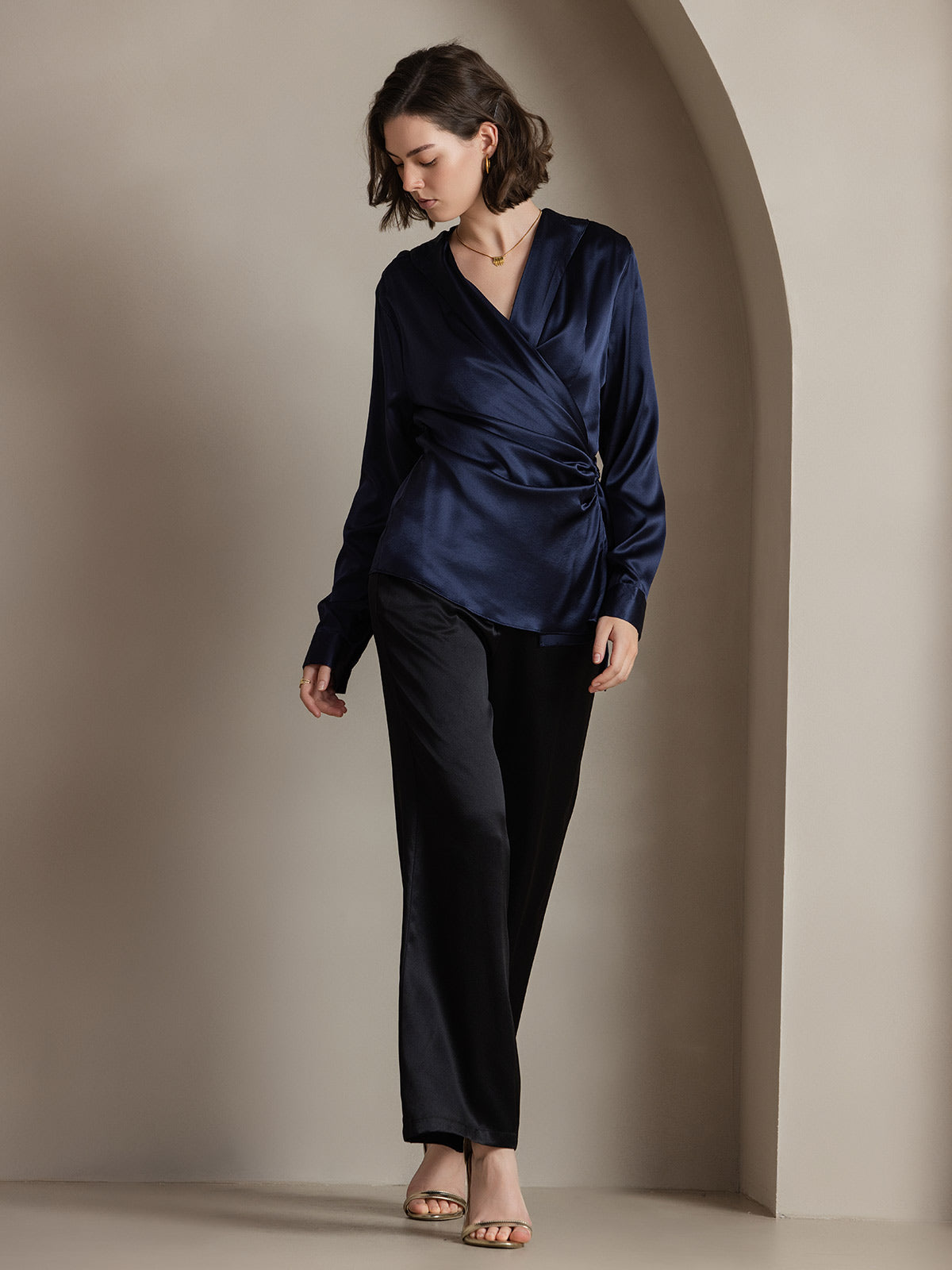 SilkSilky-DK-19Momme-Silke-Long-Sleeve-V-Neck-Dameskjorte-Mørkeblå-005