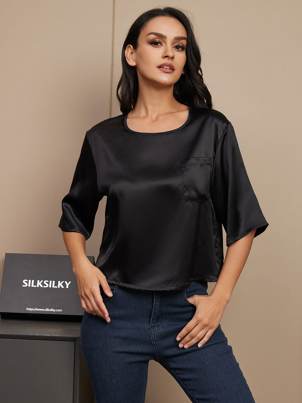 SilkSilky-DK-Pure-Silk-Half-Sleeve-Boat-Neck-T-shirt-til-kvinder-Sort-001