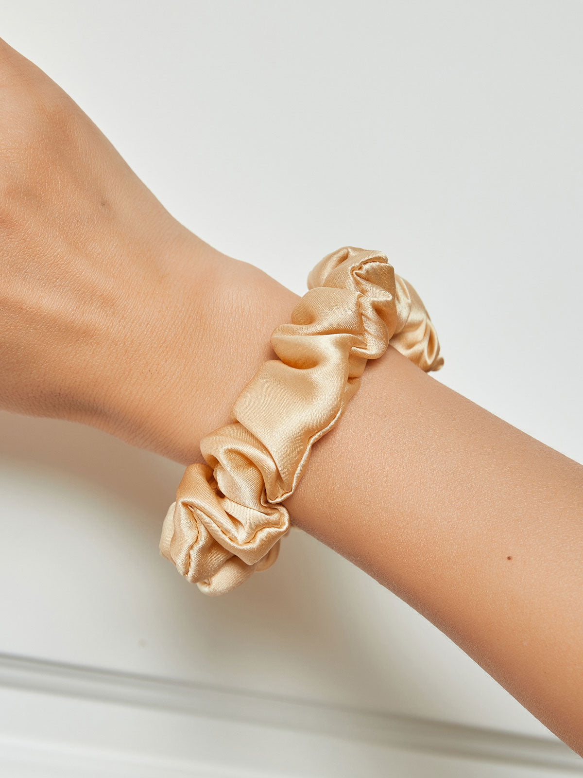 SilkSilky-DK 19Momme Scrunchie Champagne 001