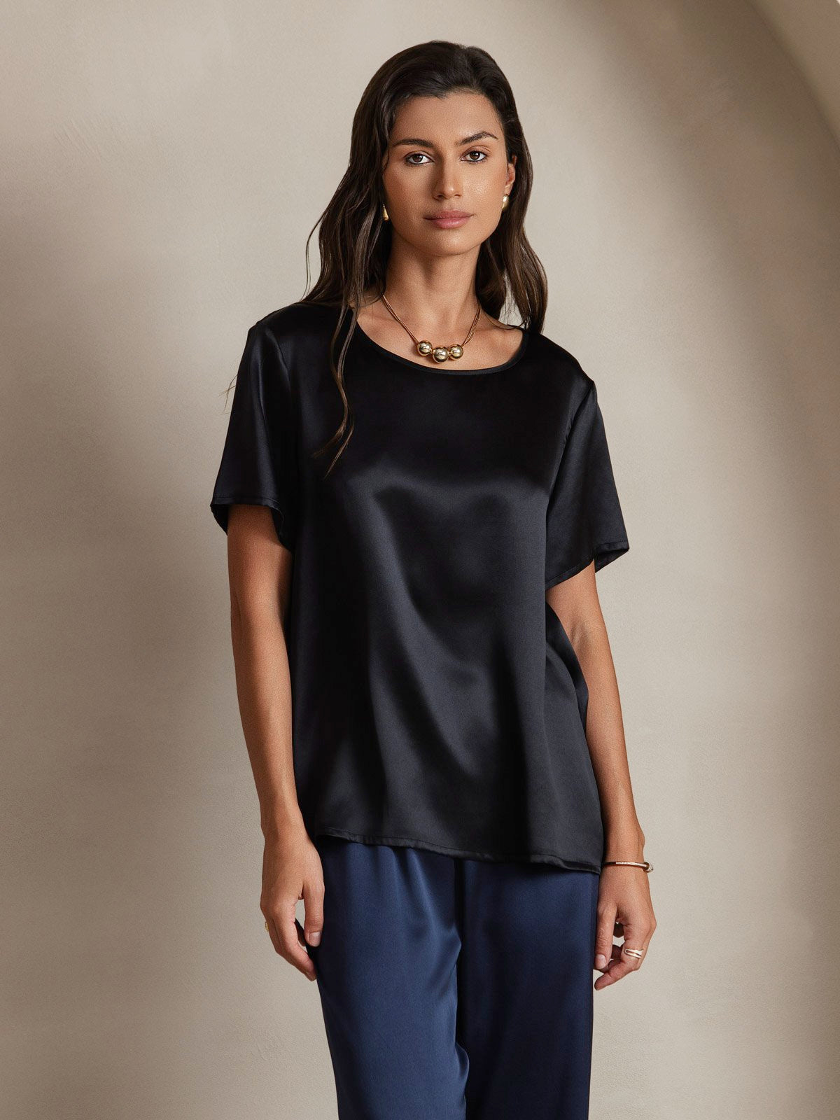 SilkSilky-DK-Pure-Silk-Short-Sleeve-Round-Neck-T-shirt-til-kvinder-Sort-001