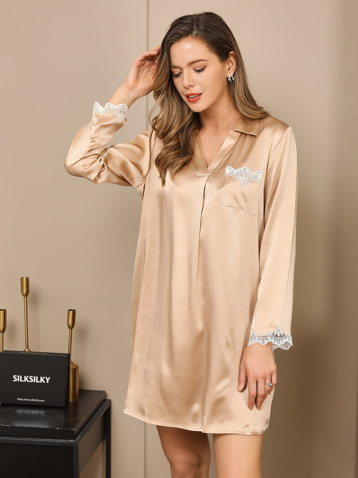 SilkSilky-DK-Pure-Silk-Long-Sleeve-V-Neck-Natkjole-Guld-004