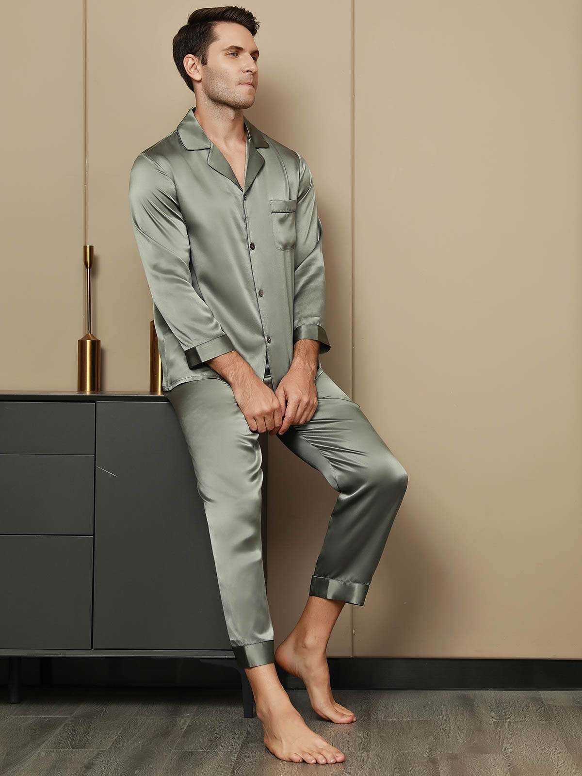 SilkSilky-DK-Pure-Silk-Long-Sleeve-Revers-Pyjamas-til-Mænd-Grågrøn-003